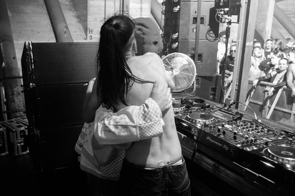 knuffel vieze asbak jazzy techno timmerclub festival hard rotterdam